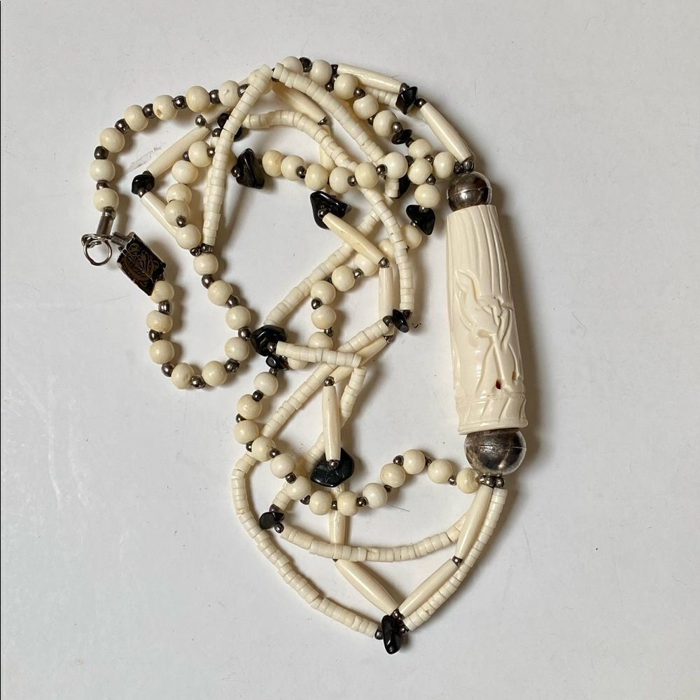 𝅺VINTAGE carved elephant necklace